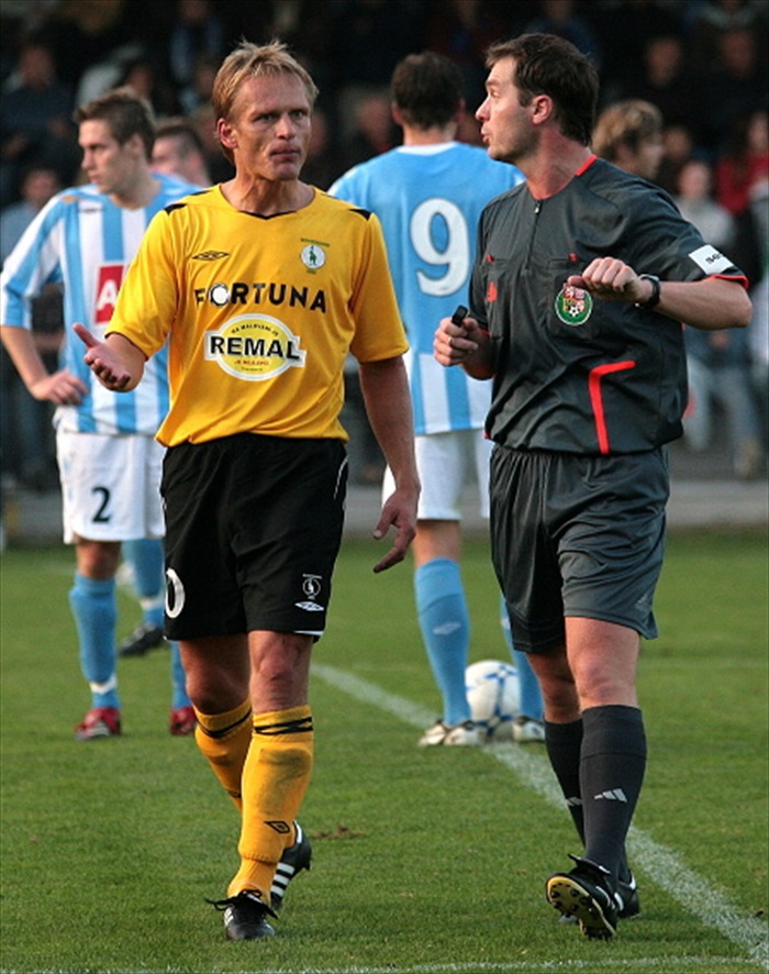 Sudí Býma oznamuje Slezákovi, že se bude hrát ještě dalších sedm minut.