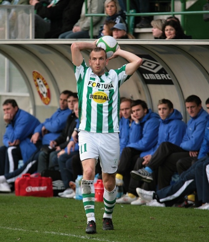 Ferenc Róth vhazuje pod dohledem lavičky soupeře