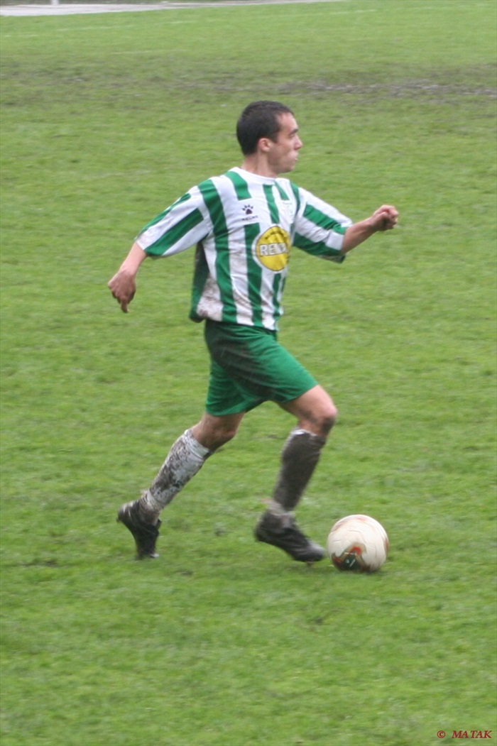 Michal Dian postupuje s míčem (Chomutov - B1905)