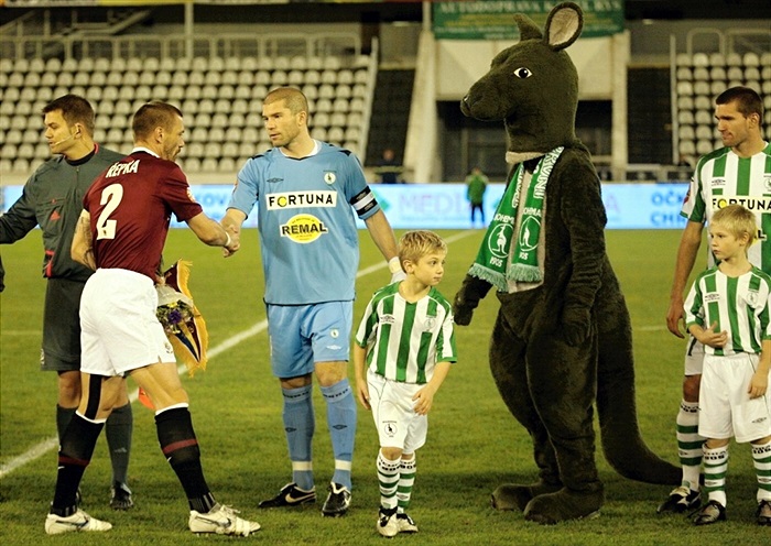 Kapitáni se zdraví.