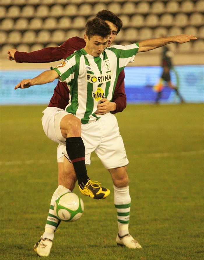 Ibragimov si kryje míč.