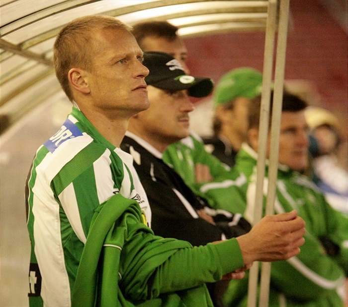 Slezi se chystá na hřiště.