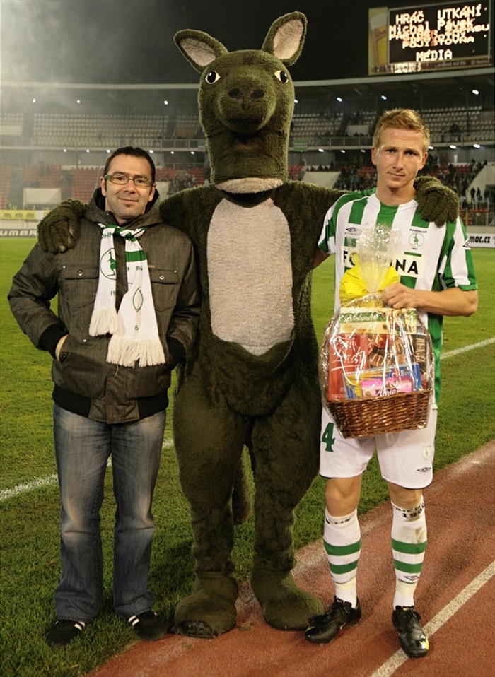 Muž zápasu Michal Pávek a Emil Buřič, zástupce pojišťovny Média.