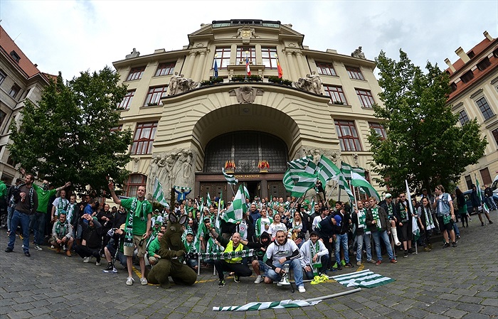 Pochod fanoušků od Magistrátu na Letnou