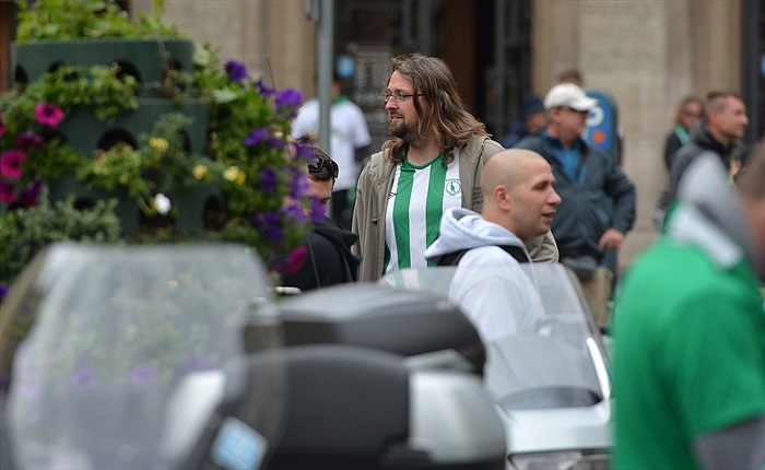 Pochod fanoušků od Magistrátu na Letnou