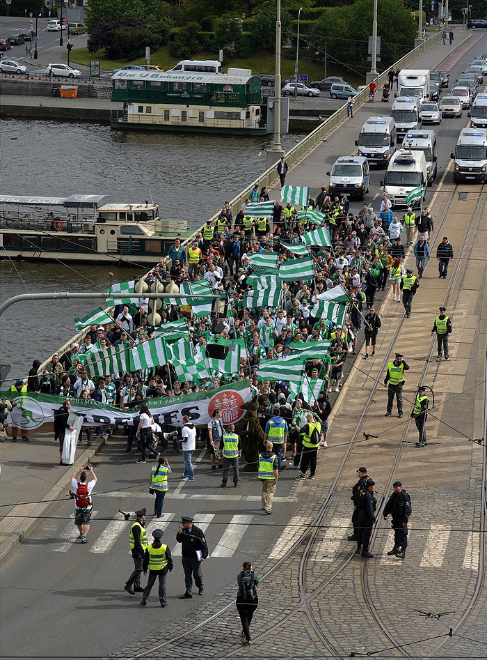 Pochod fanoušků od Magistrátu na Letnou