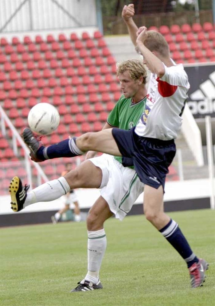 Michal Lesák v souboji o míč