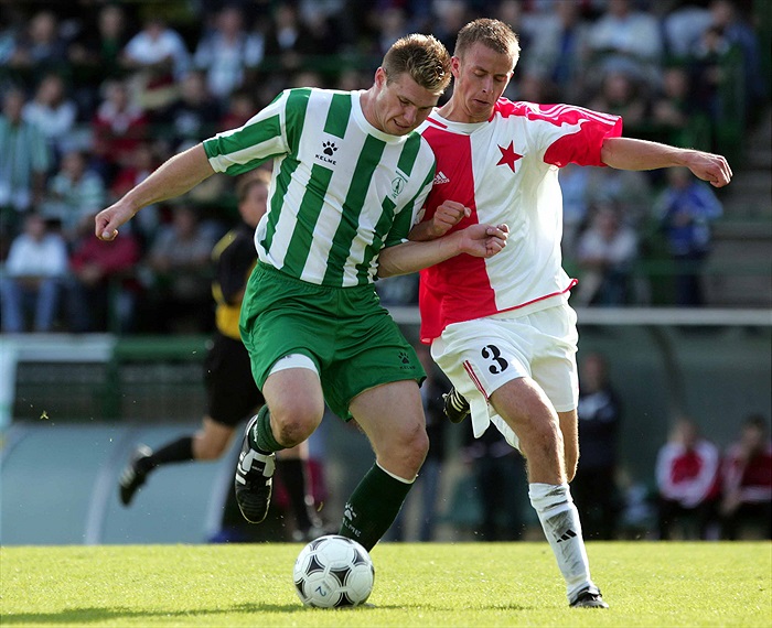 Útočník Miloslav Strnad v akci.