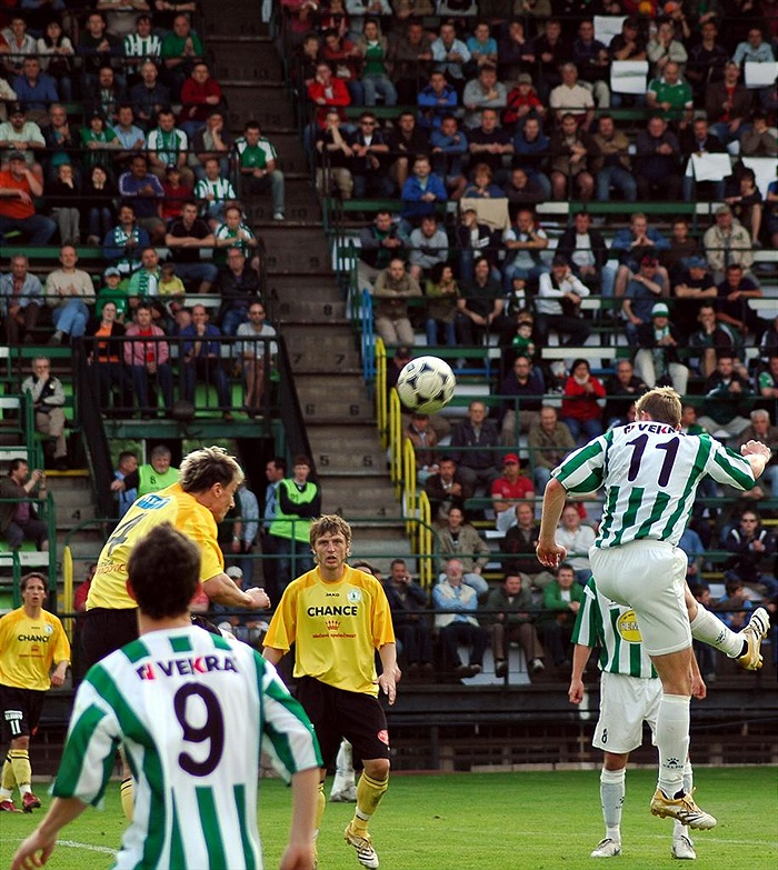 Tomáš Kulvajt se snaží usměrnit míč ze vzduchu