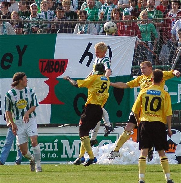 Michal Pávek úspěšný v hlavičkovém souboji