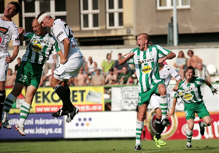 Jeden z mnoha hlavičkových soubojů ve vápně Jablonce.