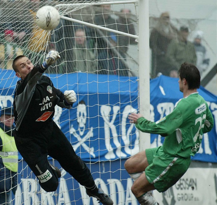 Pižanowski zasahuje před dobíhajícím Obajdinem