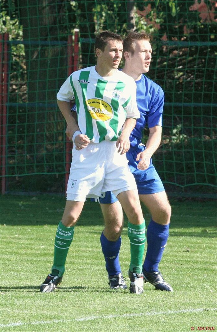 Jan Moravec natěsno bráněný