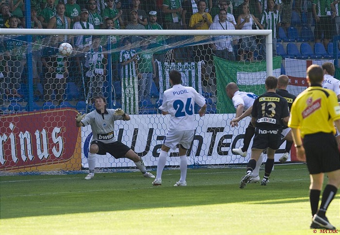 Hlavička Karla Rady míří do tyče Hauzrovy branky