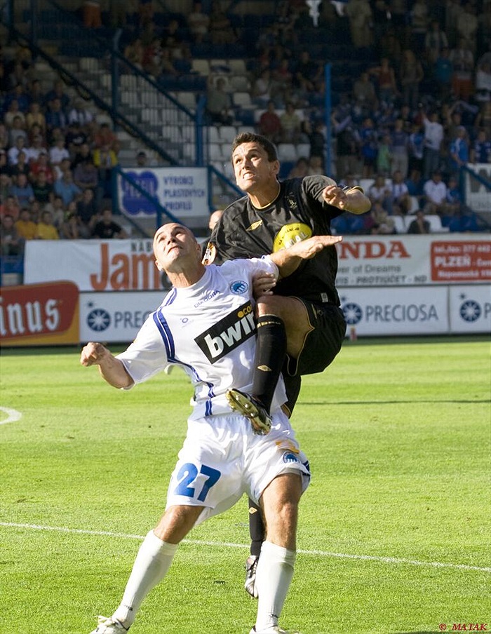 Pavel Lukáš bojuje důrazně s Nezmarem