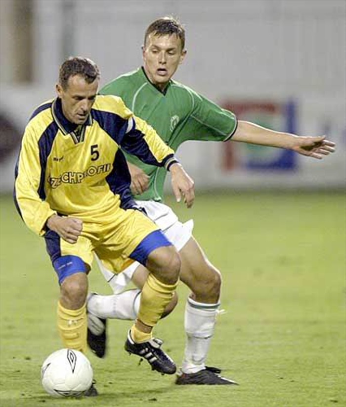 Ondřej Švejdík v souboji s Máčalou