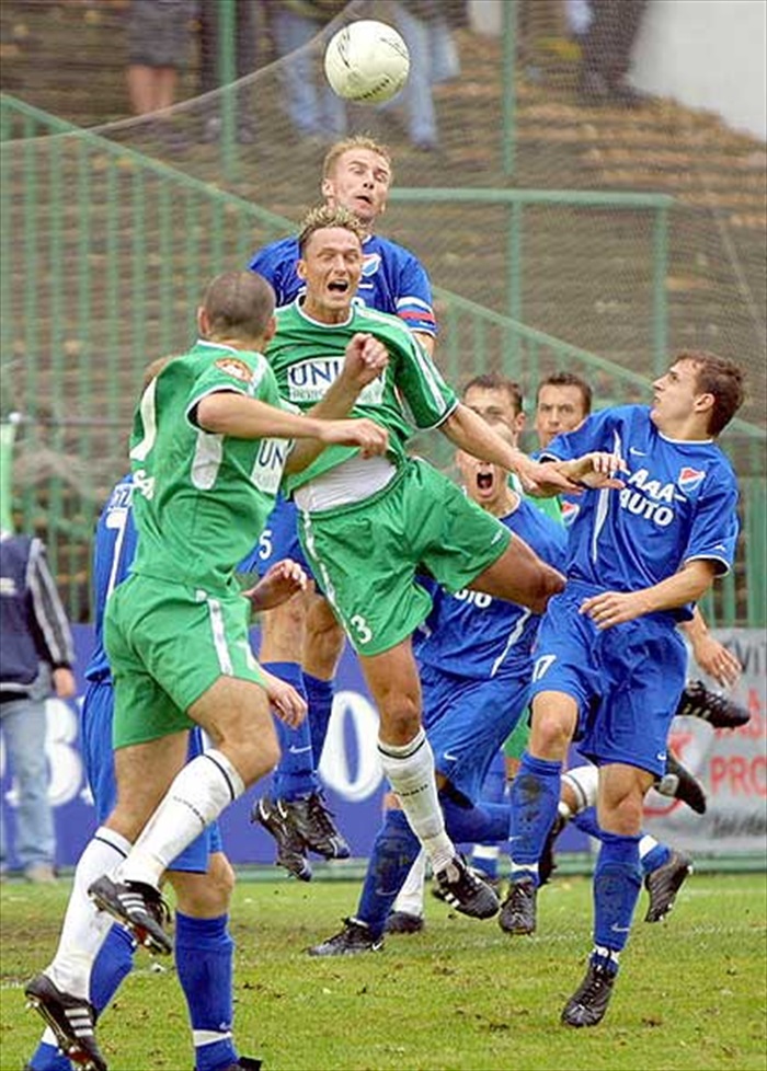 Souboj Obermajera s Bolfem (Bohemians - Baník podzim 2002)