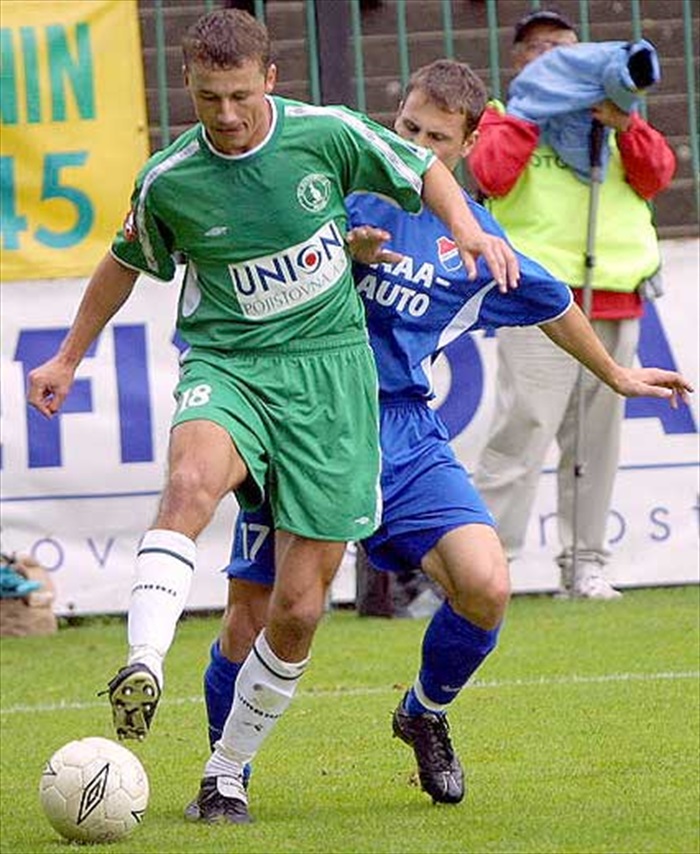 Libor Baláž uniká Pospěchovi (Bohemians - Baník, podzim 2002)