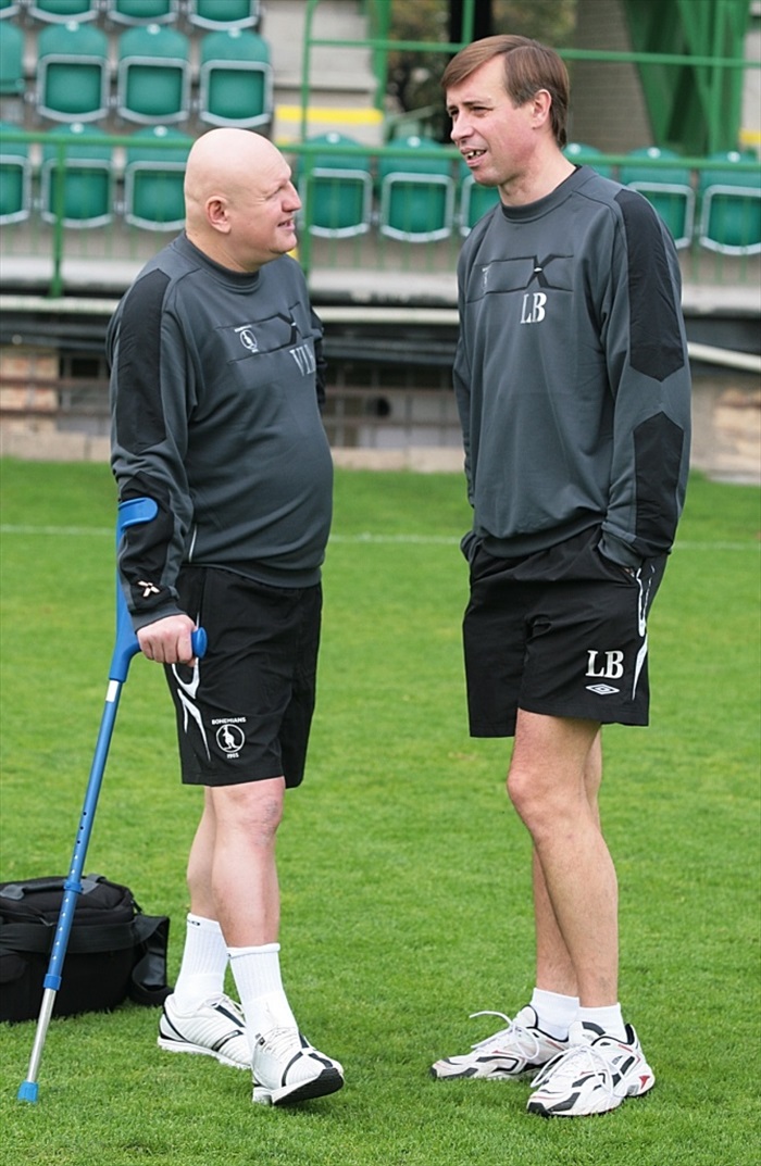 Na fotografování dorazil i masér Vláďa Hric. Našel si čas i na diskusi s lékařem Ptáčkem.