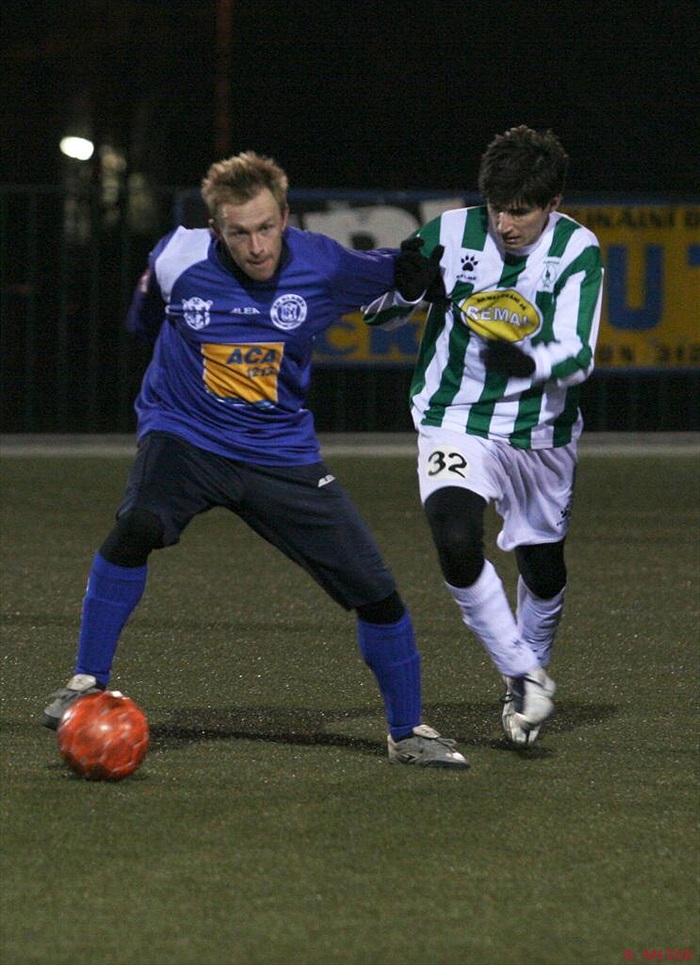 Lukáš Adam bojuje o míč.