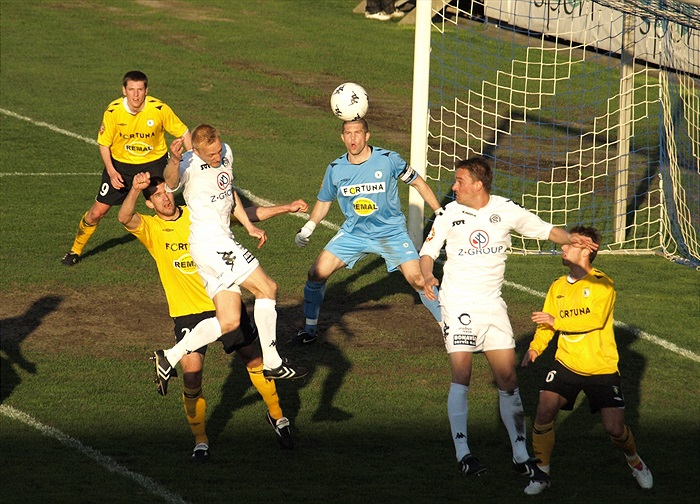 Závar po rohovém kopu.