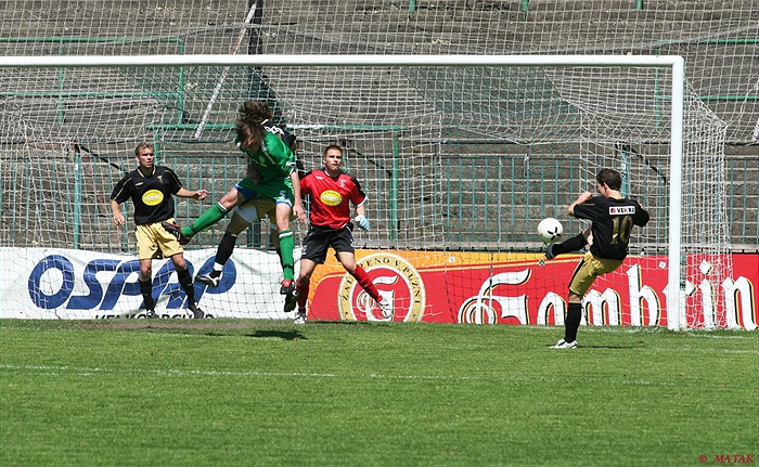 David Bartek  vypomáhá obraně