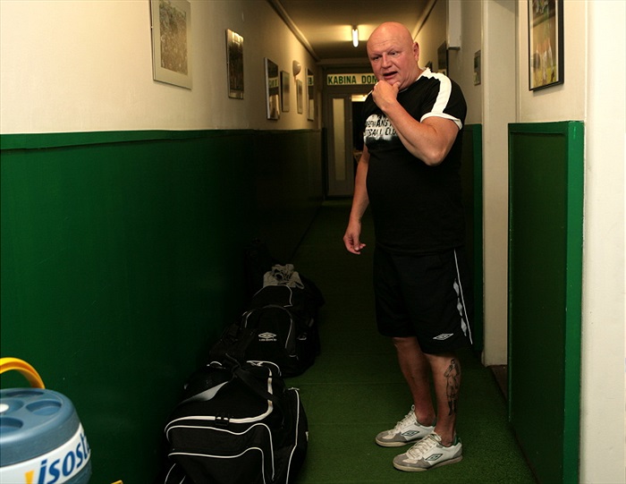 Vláďa Hric přemýšlí, co všechno vezme na soustředění.