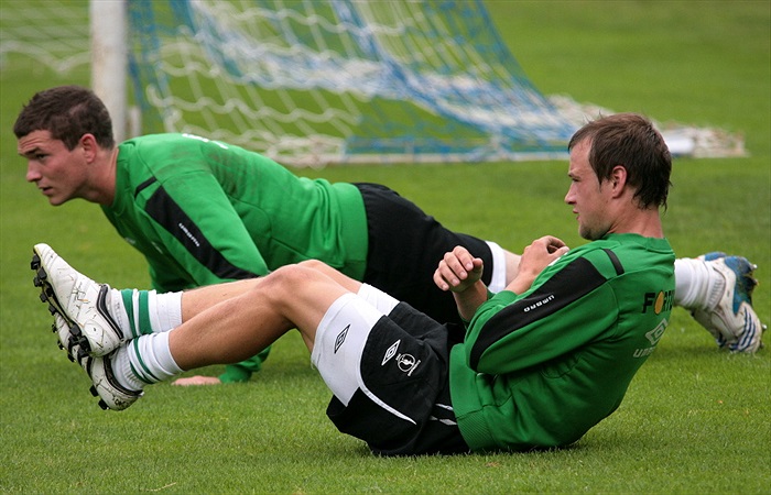 Posilovna v podání Ivana Haška a Davida Bartka.