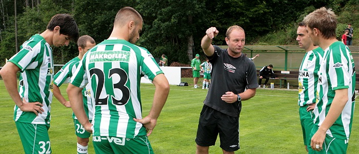 Kouč uděluje pokyny.