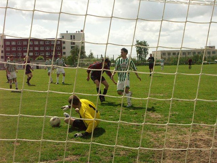 Dorost Chomutov-B1905 [20.05.2006], brankář Havránek v akci