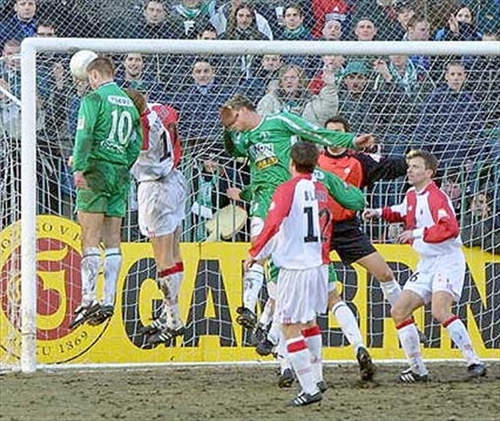 Aleš Bednář vyskakuje na roh Třasáka a střílí vyrovnávací gól