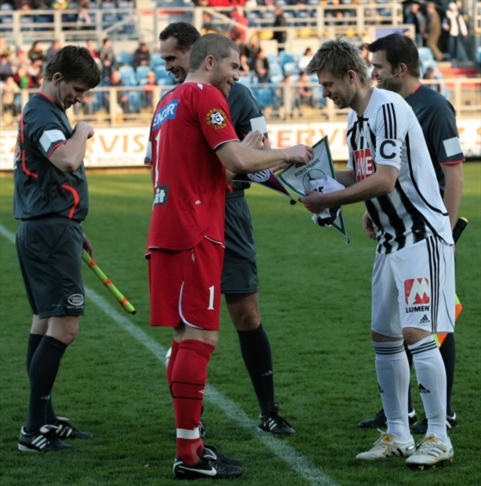Kapitáni a rozhodcovská trojice před výkopem