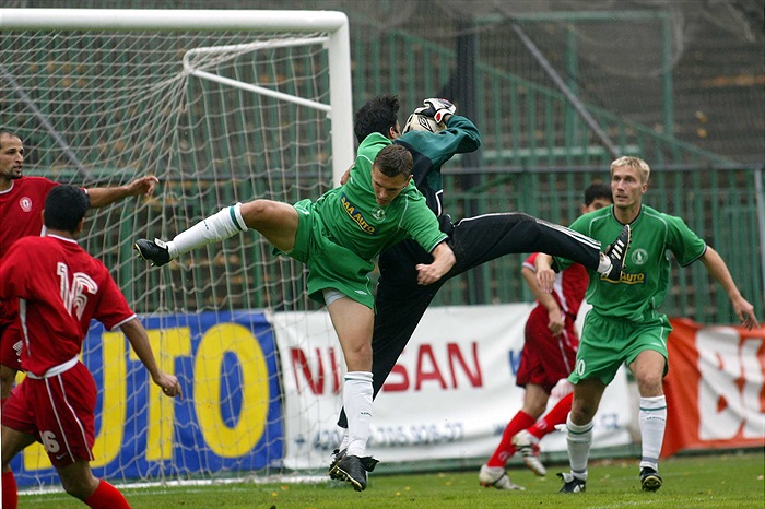 Švejdík a Bednář se prosazují proti katarské obraně (Bohemka - Al-Arabi, podzim 2003)