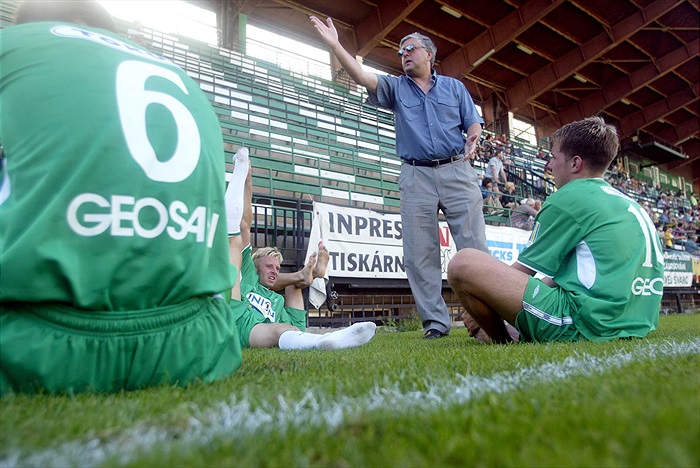 Karol Dobiaš udílí pokyny (Bohemka - Jihlava, léto 2003, přípravný zápas)