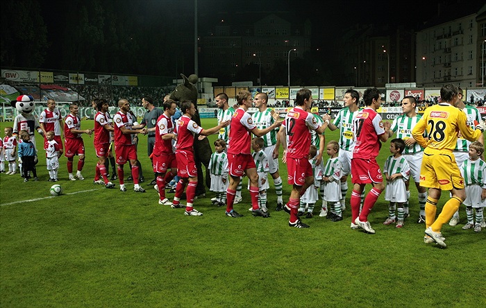 Hráči se zdraví před zápasem.