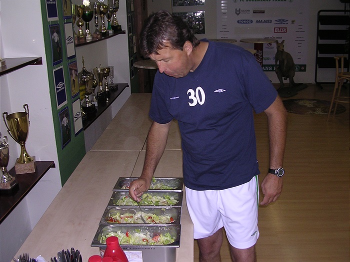 S hráči obědvají i trenéři, asistent Petr Kostelník