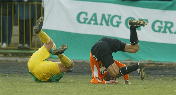 Kapitán Janáček a jeden z prachatických fotbalistů v nefotbalové pozici