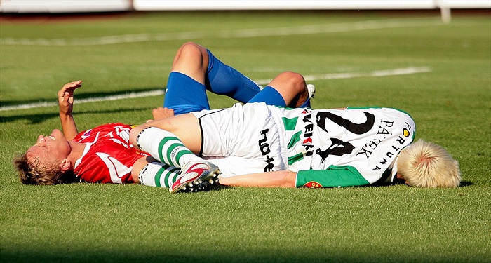 Po jednom ze soubojů se Michal Pávek dlouho zvedal