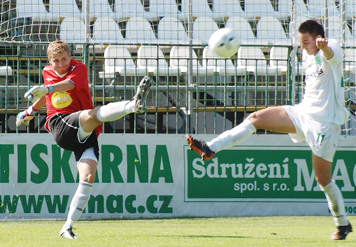 Důrazný odkop Jirky Havránka před dotírajícím soupeřem