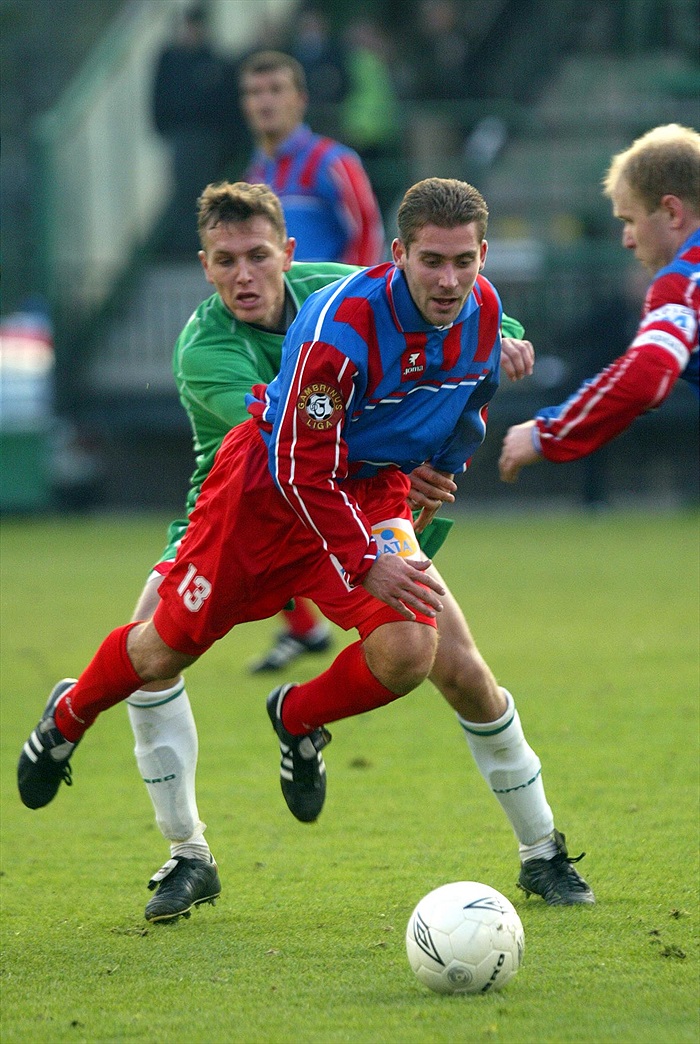 Ondřej Švejdík svádí souboj s plzeňským Zapomělem, bývalým hráčem Bohemky