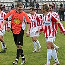 Dlouho očekávané derby končilo v přátelském duchu a s úsměvem. Radoval se Sňozík i Stracený. (foto: Hanička)