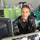 Nicolas Šumský prodával ve fanshopu