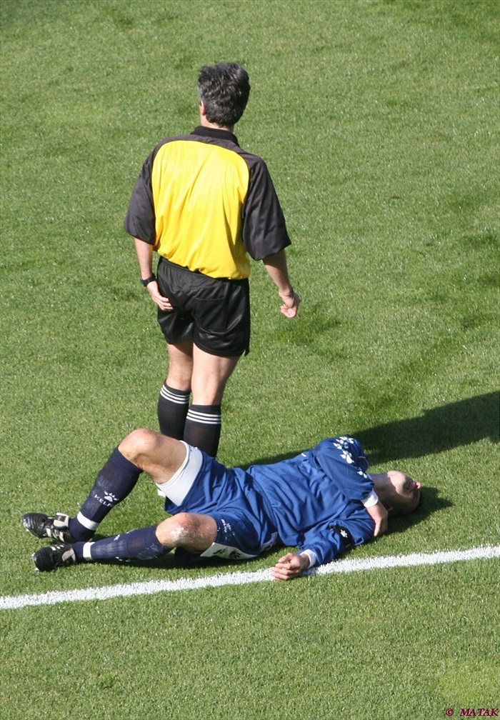 Tomáš Freisler po zákeřném faulu musel být ošetřen.