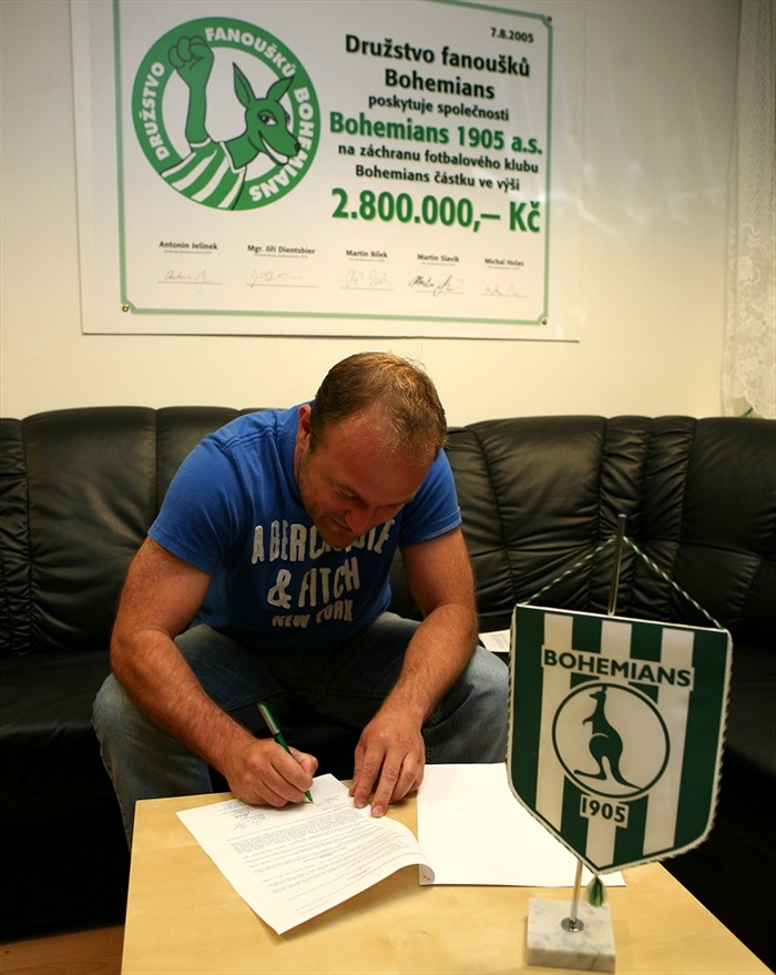 Pavel Hoftych podepisuje smlouvu s Bohemians 1905.
