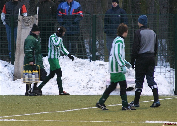 Ošetřený Tomáš Knap opouští hříště s rozbitou hlavou.