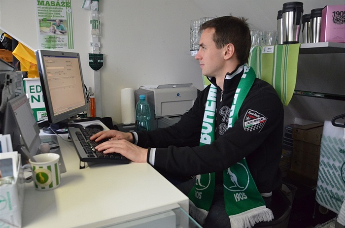 Jan Moravec bude v pátek prodávat ve fanshopu