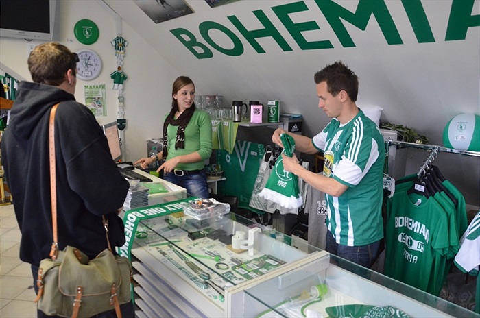Jan Moravec prodával ve fanshopu