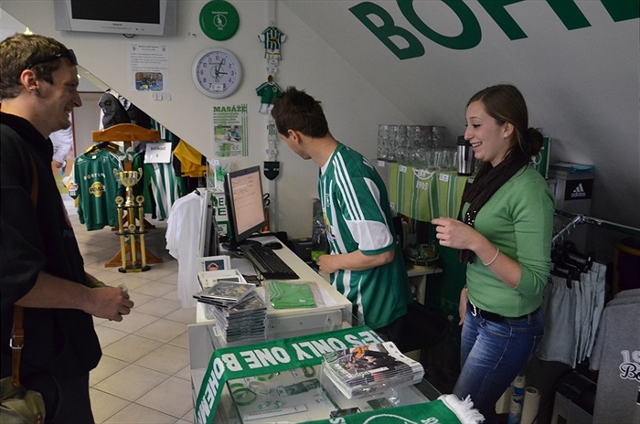 Jan Moravec prodával ve fanshopu