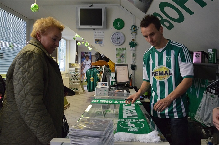 Jan Moravec prodával ve fanshopu