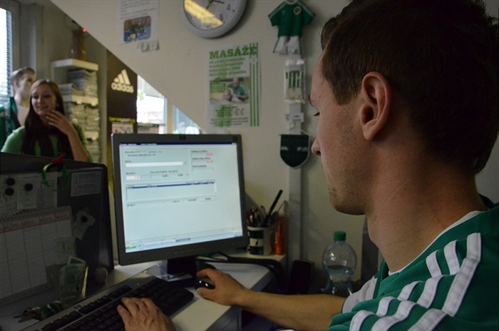 Jan Moravec prodával ve fanshopu